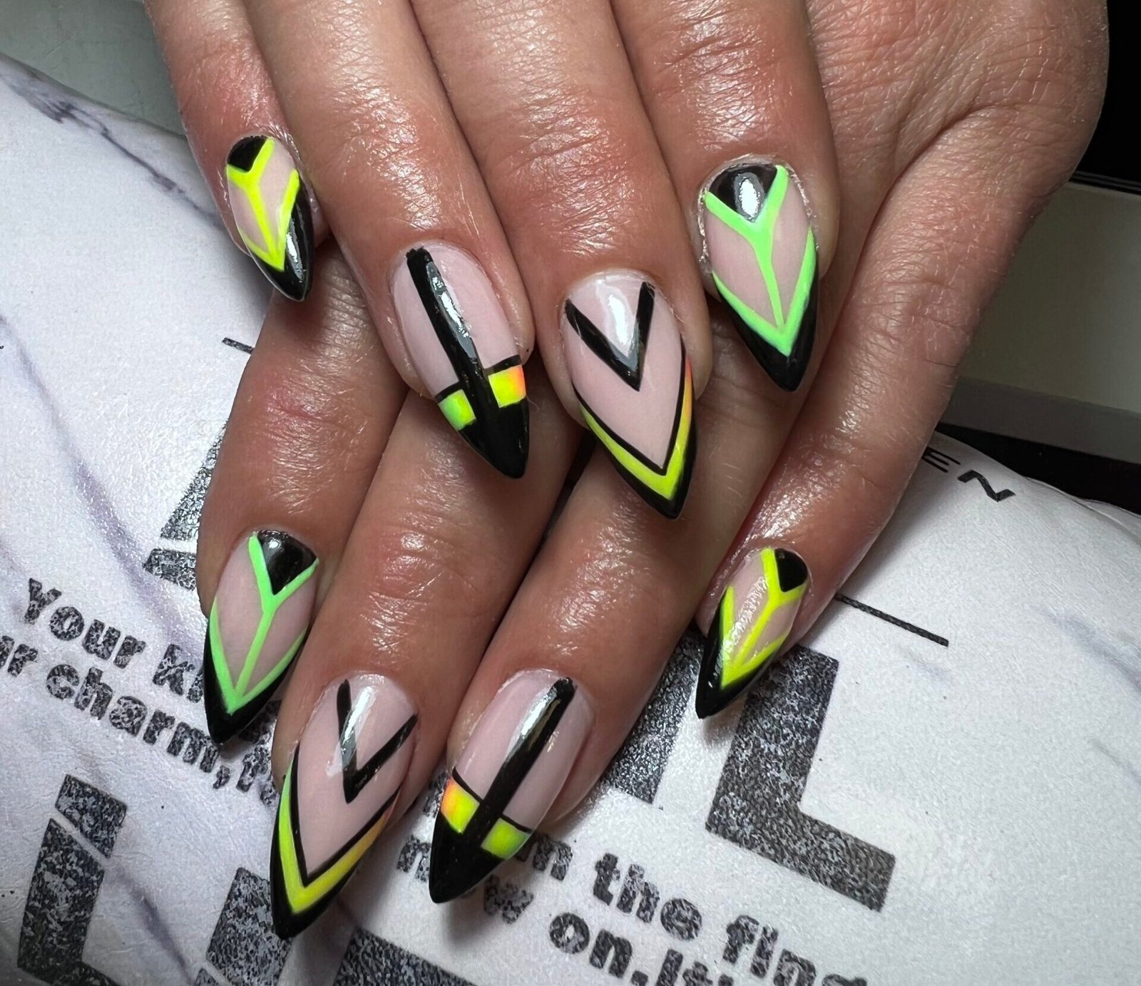 Foto de manicura de uñas con diseño personalizado