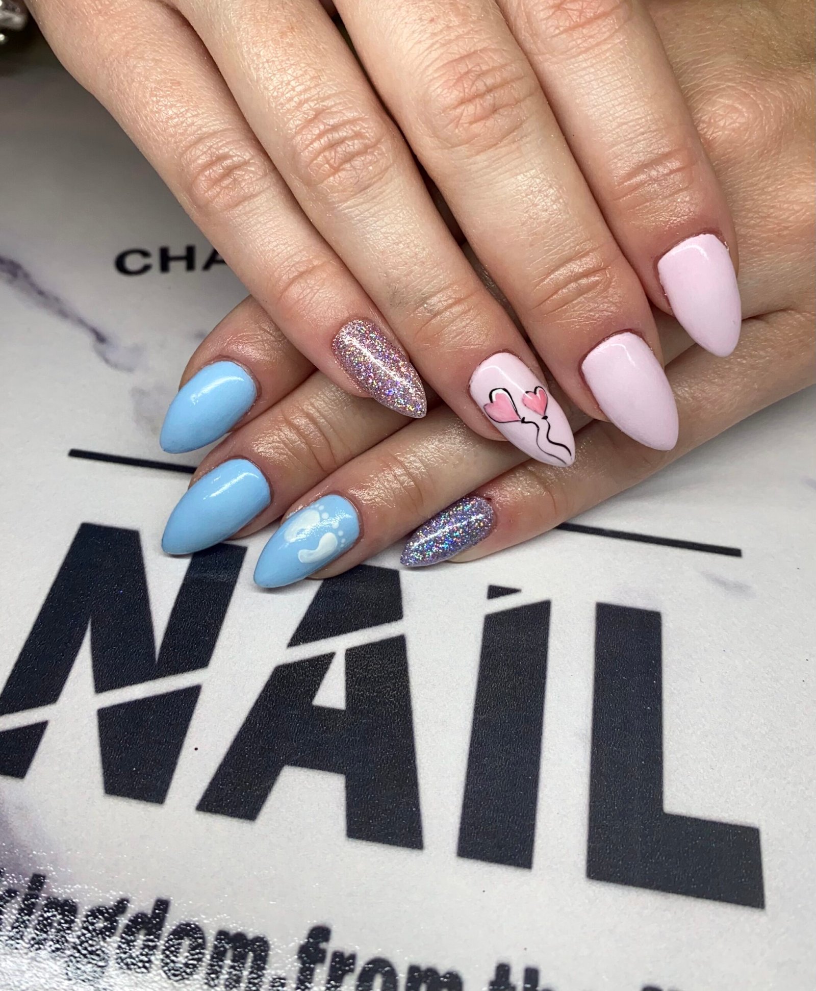 Foto de uñas con manicura personalizada